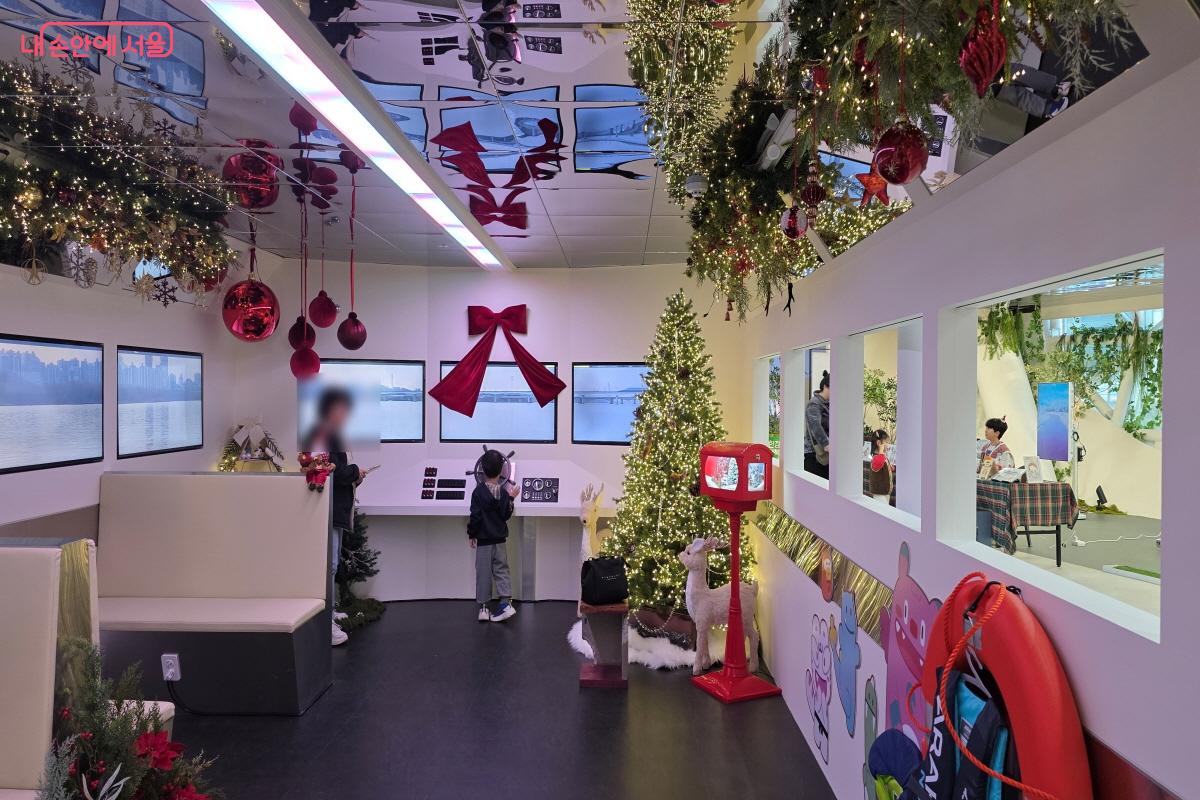 한강버스를 타고 한강 위를 달리는 듯한 체험이 가능하다. ⓒ이선미