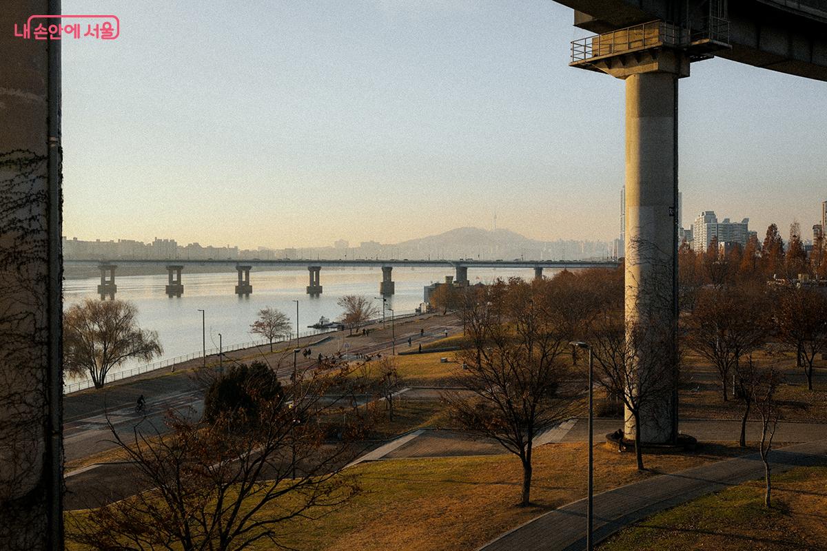 &lsquo;2025 로맨틱 한강 크리스마스 마켓&rsquo;이 열리고 있는 뚝섬 한강공원 일원 &copy;김아름
