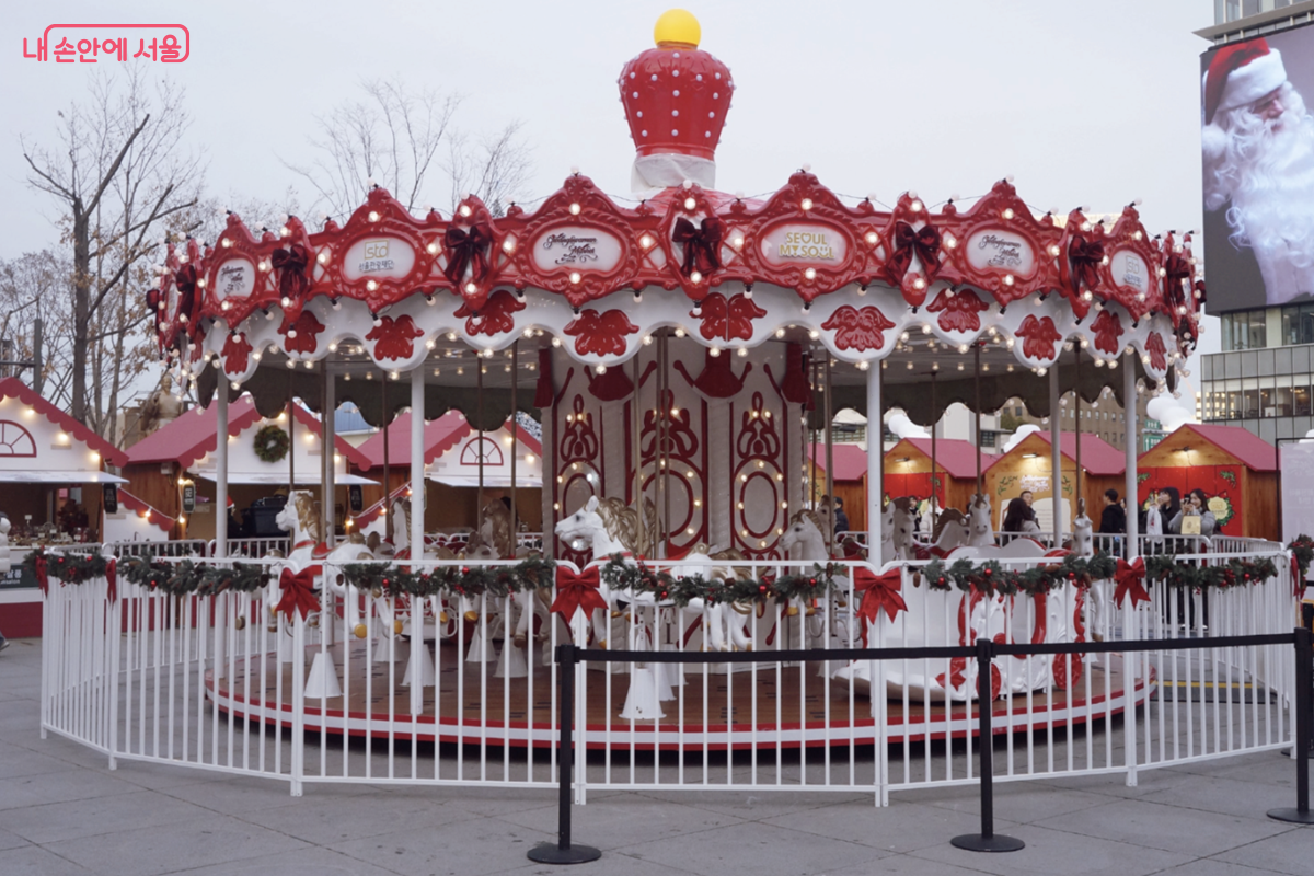 &lsquo;광화문 마켓&rsquo;에서 볼 수 있는 회전목마 &copy;김경선