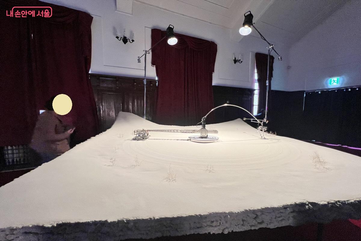 날지 않는 새에 관한 상상에서 출발한 우주+림희영(유병준)의 &lsquo;새는 없다&rsquo; &copy;박지영