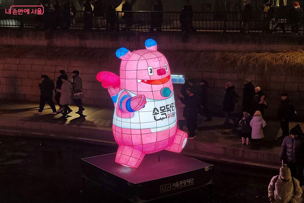 서울시를 대표하는 캐릭터 해치도 청계천에서 빛나고 있다. &copy;이동영