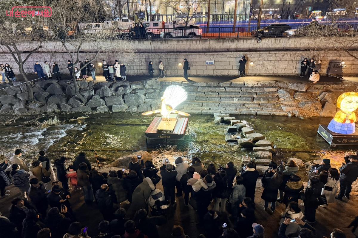 많은 사람들이 &lsquo;서울빛초롱축제&rsquo;를 즐기기 위해 모여 있다. &copy;노윤지