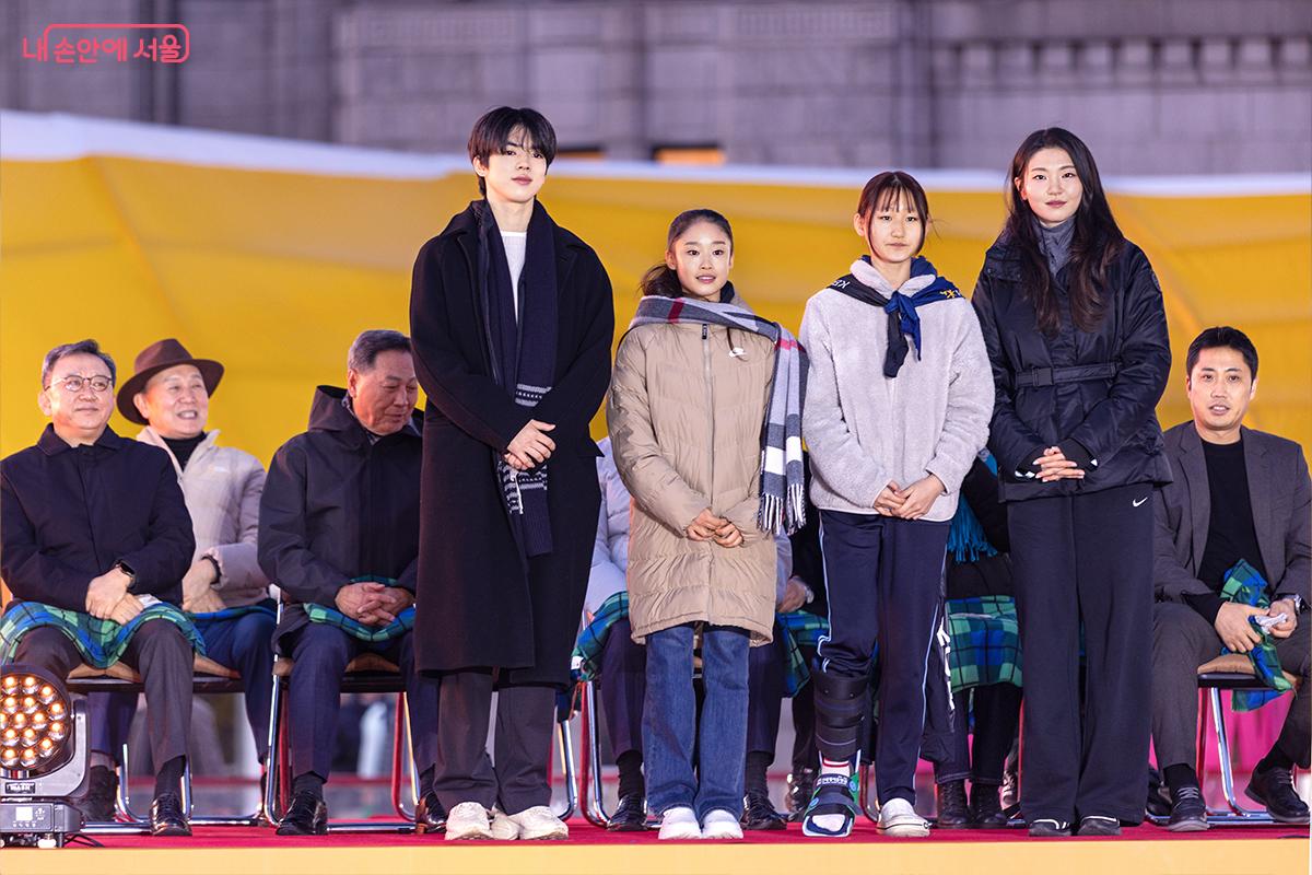 서울광장 스케이트장 개장식에 참석한 내빈과 선수들이 기념촬영을 하고 있다. ⓒ장신자