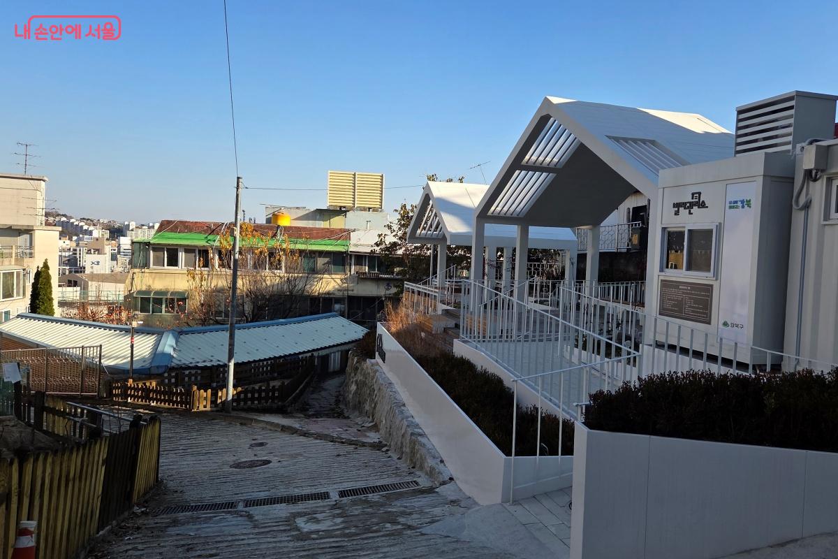 주민들이 쉬고, 소통할 수 있는 공간인 ‘시민생활정원’과 '빌라관리사무소' ©김미선