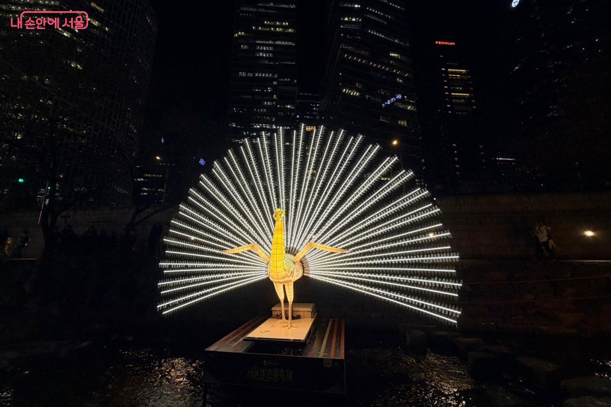 새의 날개를 화려한 조명으로 더욱 빛나 보이게 연출했다. &copy;노윤지