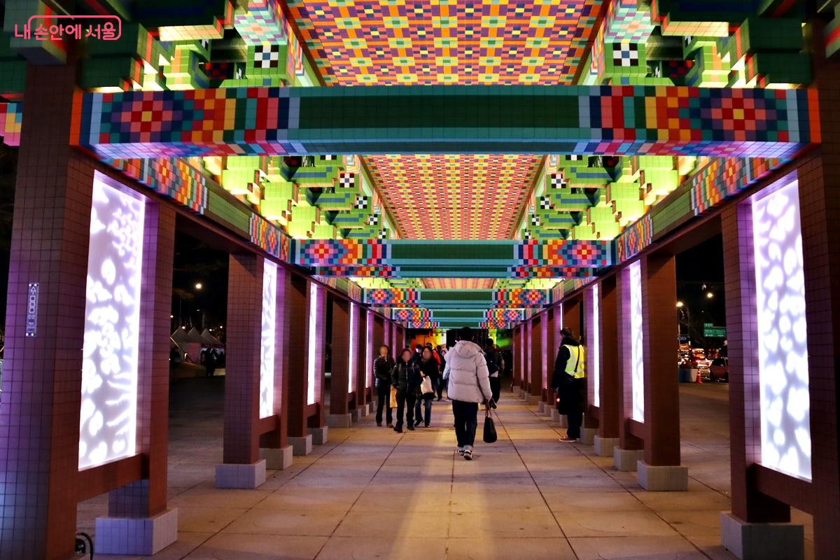 한국전통 단청 건축물 작품 <운수대통로 희망이 피어나는 밤> &copy;정향선