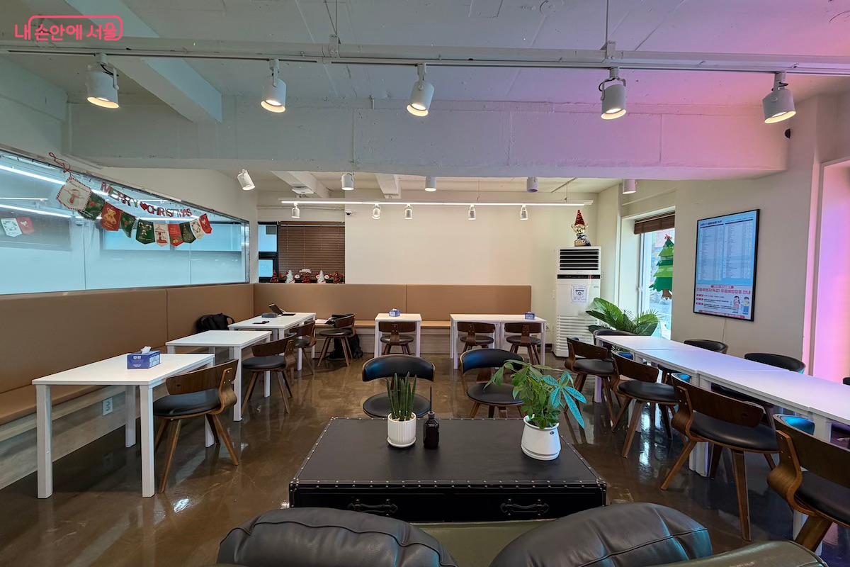 라운지는 휴식과 대화, 노트북 작업, 학업 등에 최적화 되어 있다. &copy;이종빈