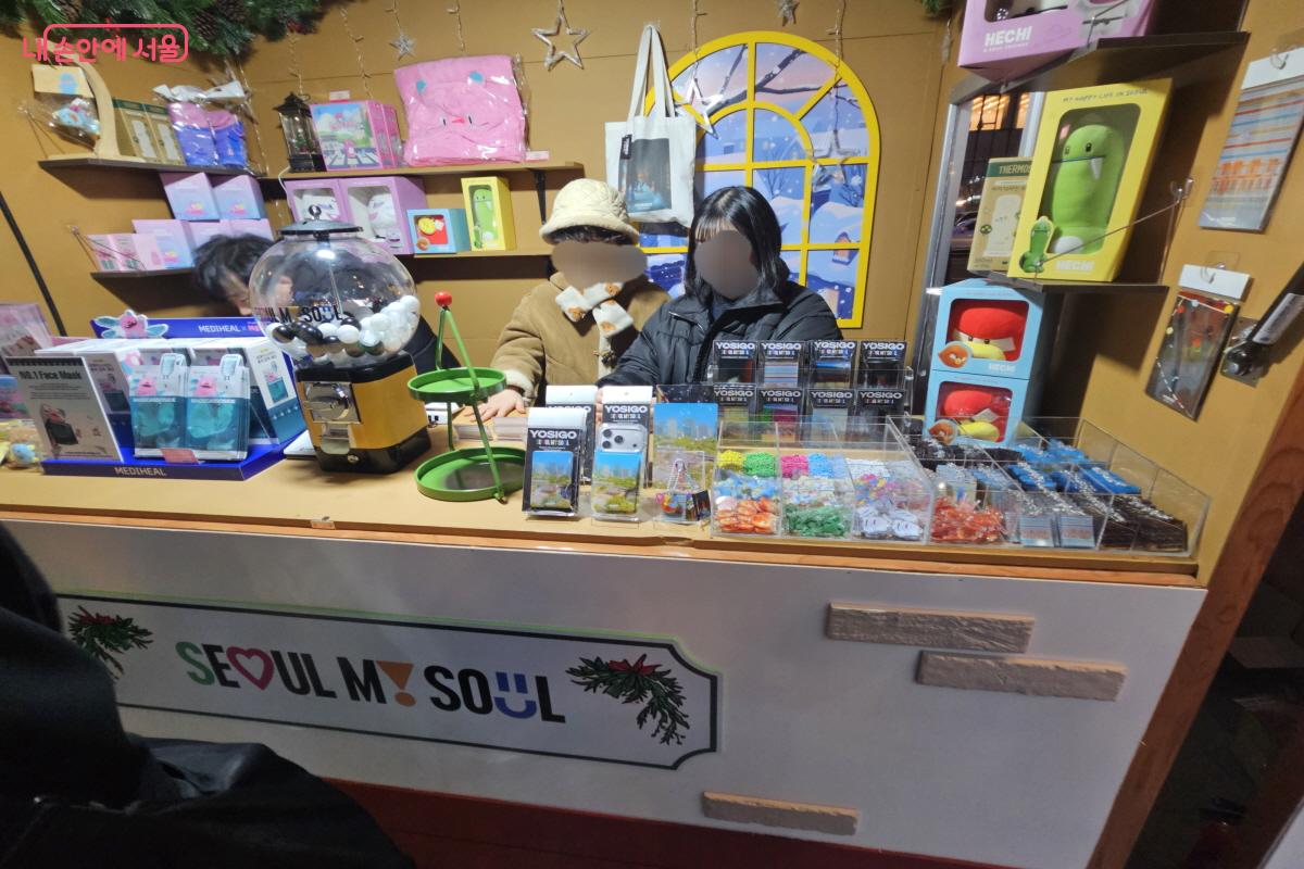 다양한 기념품과 서울시 굿즈, 소상공인들의 판매 물품들로 가득하다. &copy;염지연