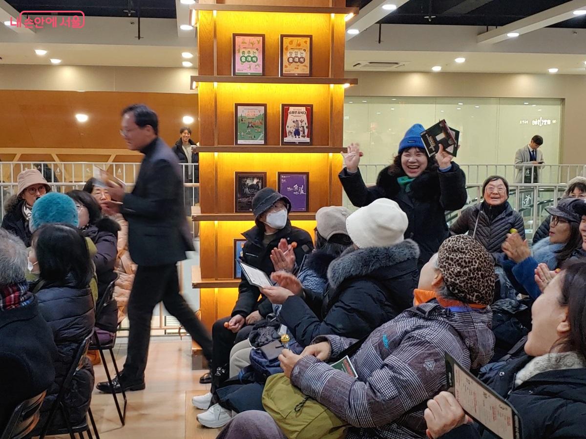 연주 막간 추첨을 통해 뮤지컬 초대권을 증정하는 이벤트도 진행되었다. ©엄윤주