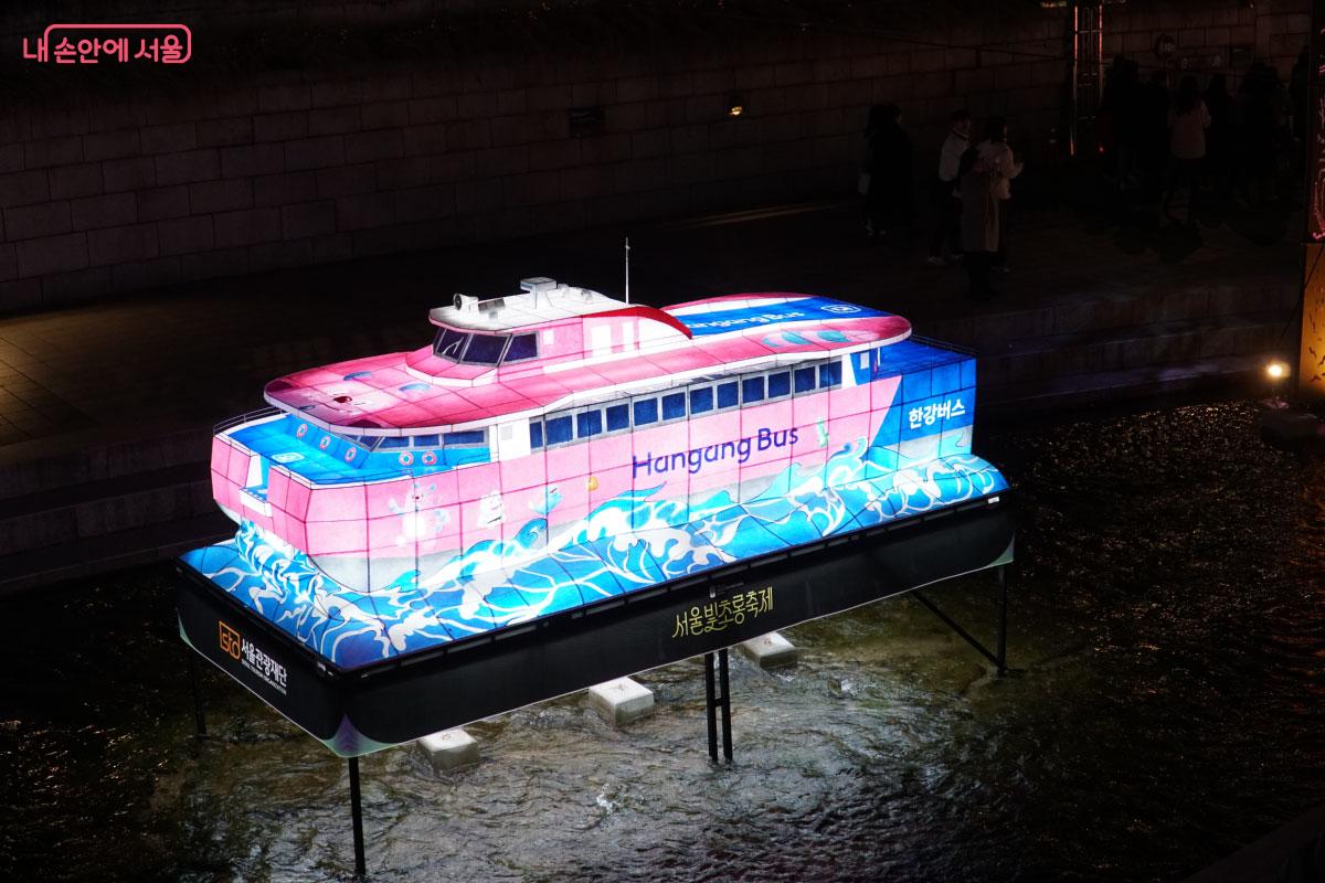 최근에 운항을 시작한 한강버스 등불   