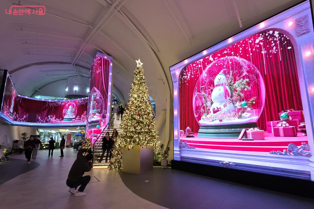 크리스마스 테마 영상과 대형 트리가 멋진 분위기를 만들어주는 &lsquo;크리스마스 파노라마&rsquo; ⓒ이선미