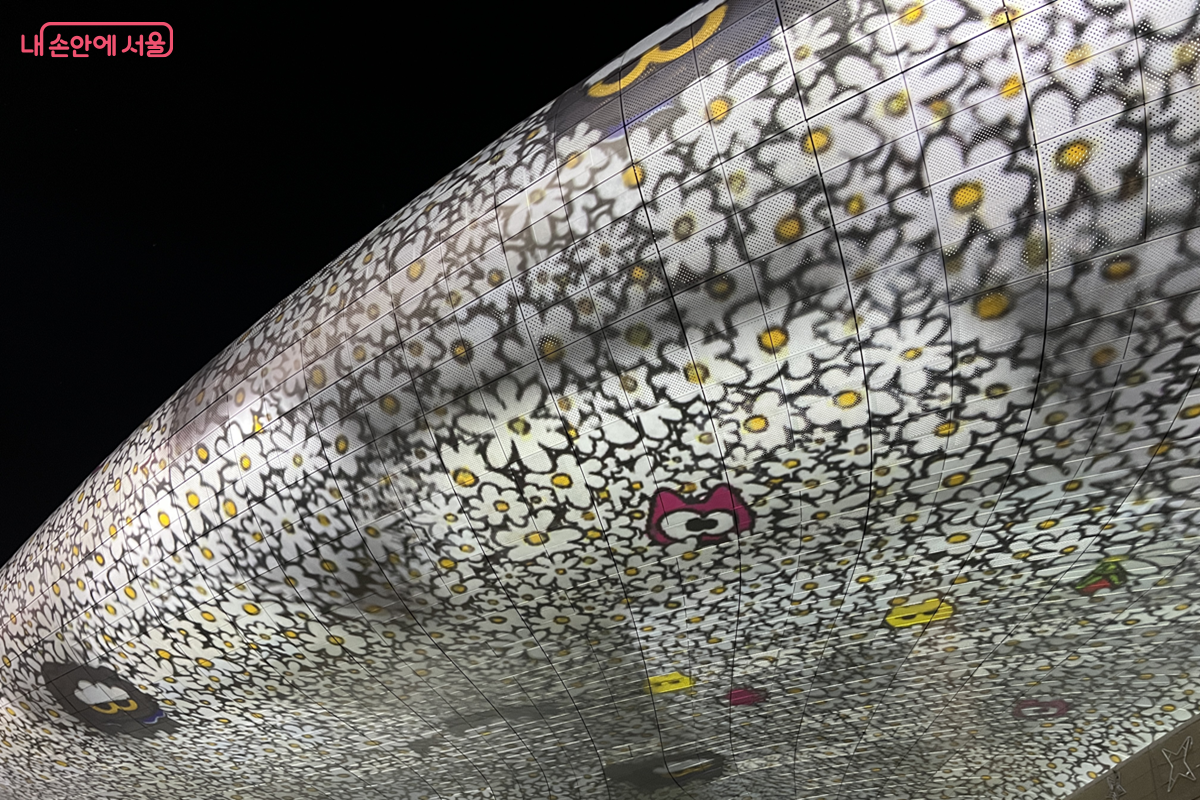 DDP의 겨울밤을 한층 더 밝게 물들이는 미디어파사드 작품 &copy;김경선