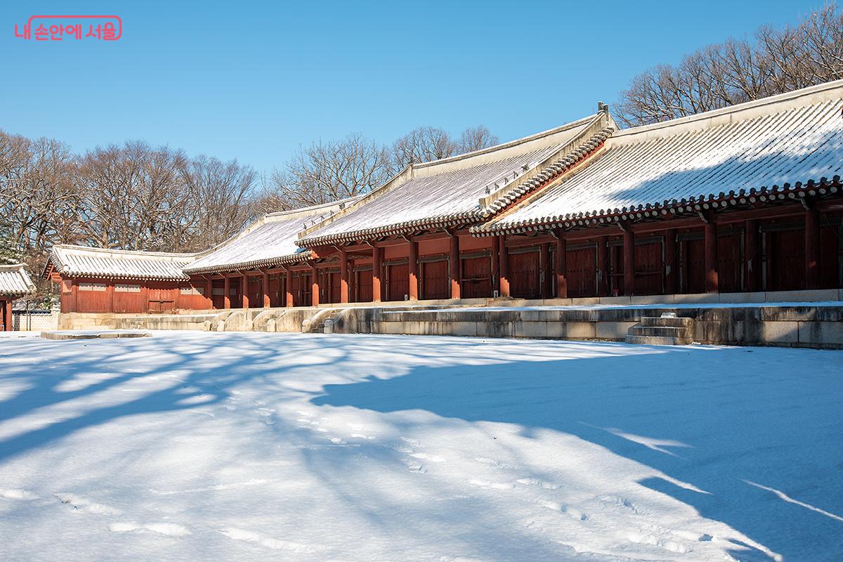 겨울 햇살 아래 종묘 영녕전에 드리운 그림자와 하얀 눈밭, 조선 왕조의 고요한 숨결이 느껴진다. &copy;문청야