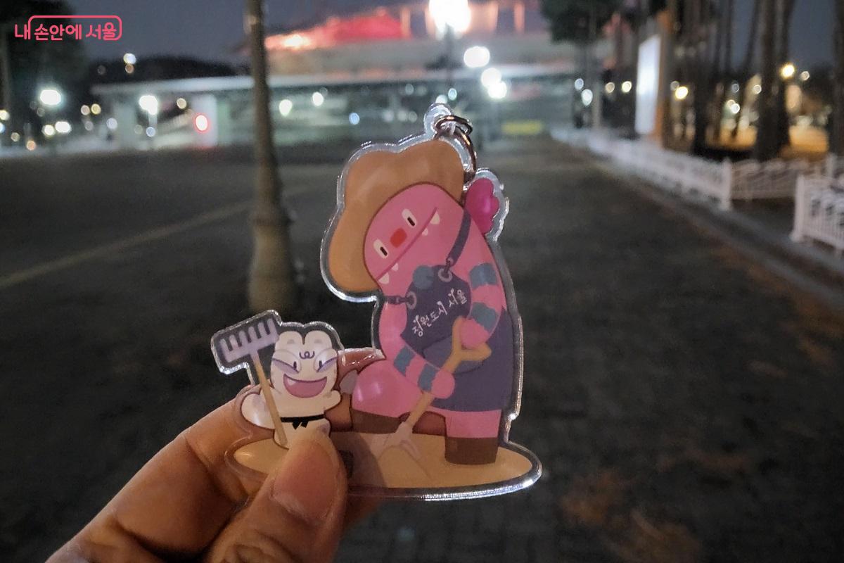 월드컵공원의 &lsquo;억새말 자연미술 전시&rsquo;를 관람하고 해치 키링을 받았다. &copy;권수진