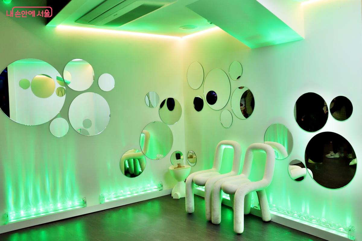 반짝이는 한강의 물빛과 한강에서의 낭만적인 모먼트를 사진으로 담을 수 있다 