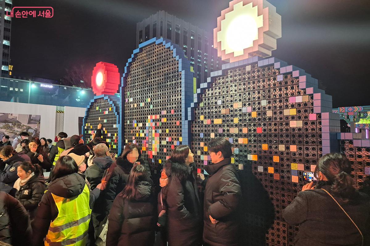 2026년 소원 타일을 끼워 완성하는 &lsquo;일월오봉도 소원벽&rsquo; 시민참여 프로그램이 운영된다. &copy;백승훈