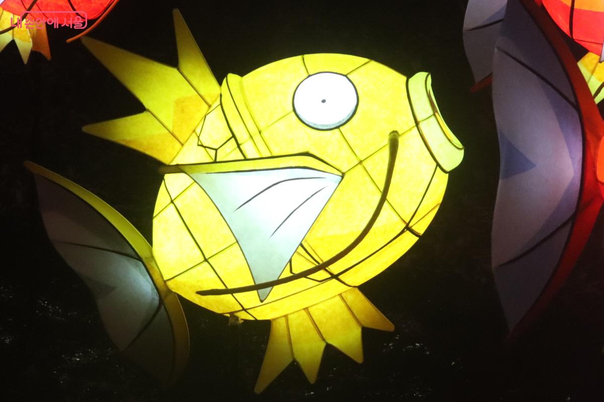 많은 시민들이 사진 찍기 위해 모인 황금 잉어킹 &copy;조송연