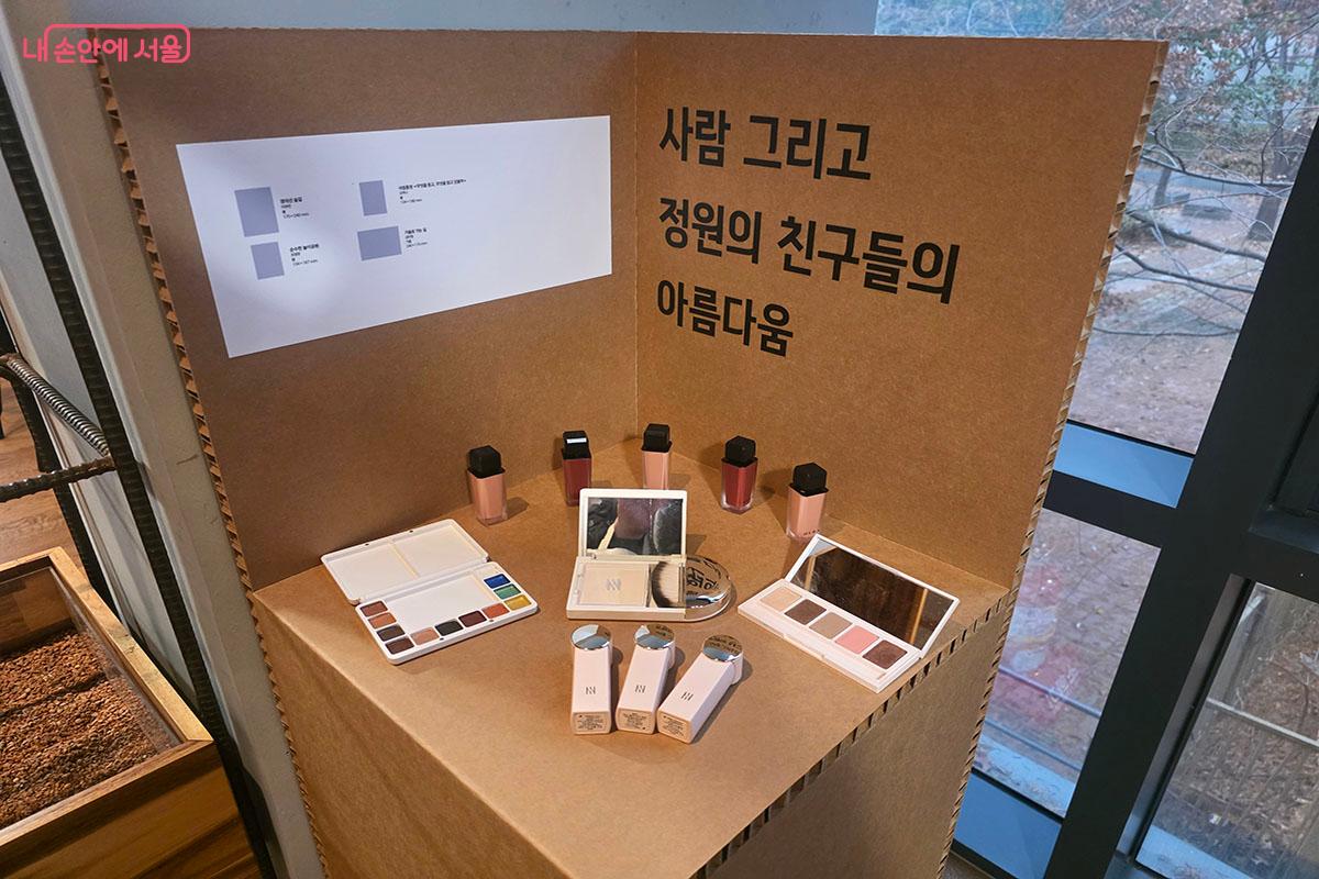 드로잉 작품에 사용한 폐화장품들 ©이정민