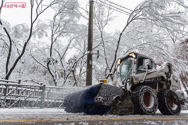 서울의 한 도로에서 작업 중인 제설차