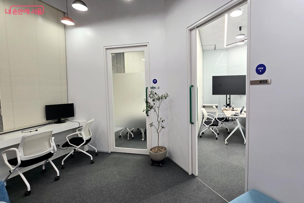 회의실. 보육 기업은 예약해 사용할 수 있다. &copy;김윤경