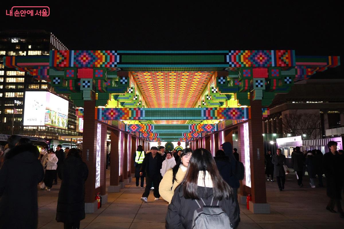 광화문광장 특별전시, 한국 전통 단청 건축의 구조미를 결합해 재해석한 빛 조형물, 운수대통로 &copy;이봉덕