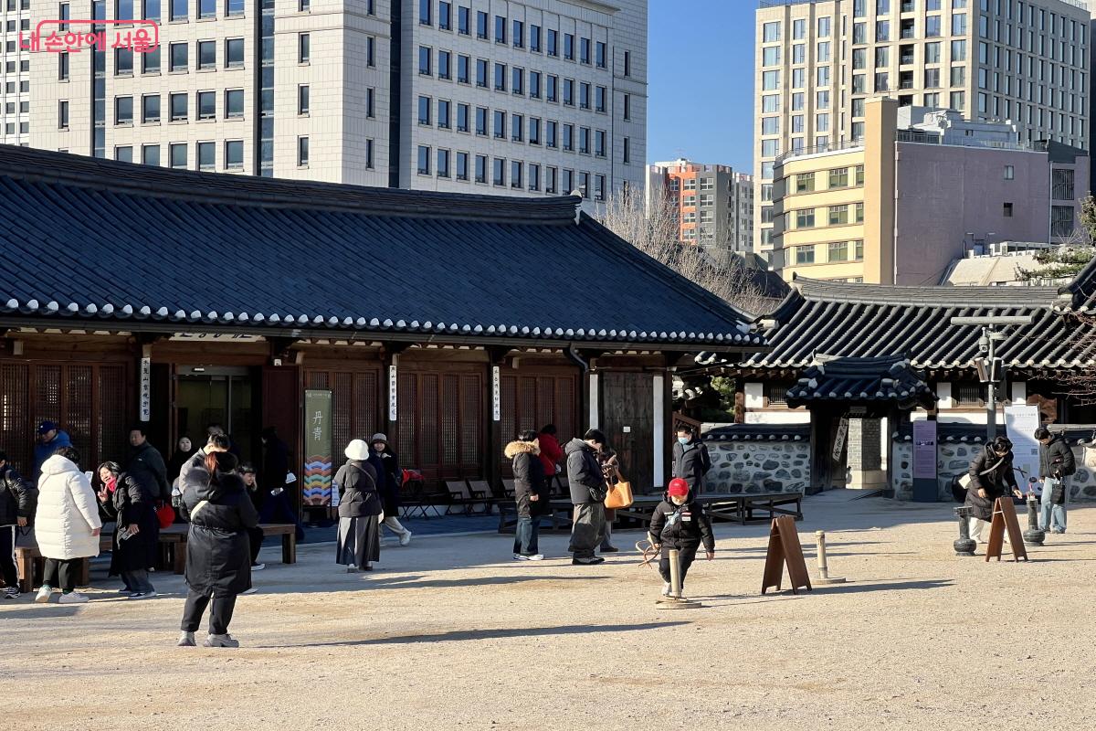 쌀쌀한 날씨에도 상설 전통 놀이를 즐기고 있는 방문객들 &copy;박지영