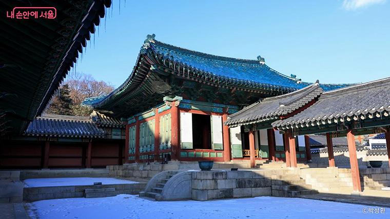 창덕궁 전각 중 유일하게 청기와를 한 건물이 선정전이다.