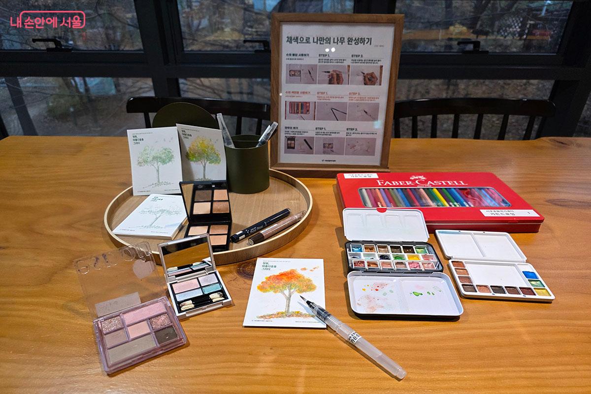 폐화장품으로 그림을 그려볼 수 있는 ‘드로잉 이벤트’ ©이정민