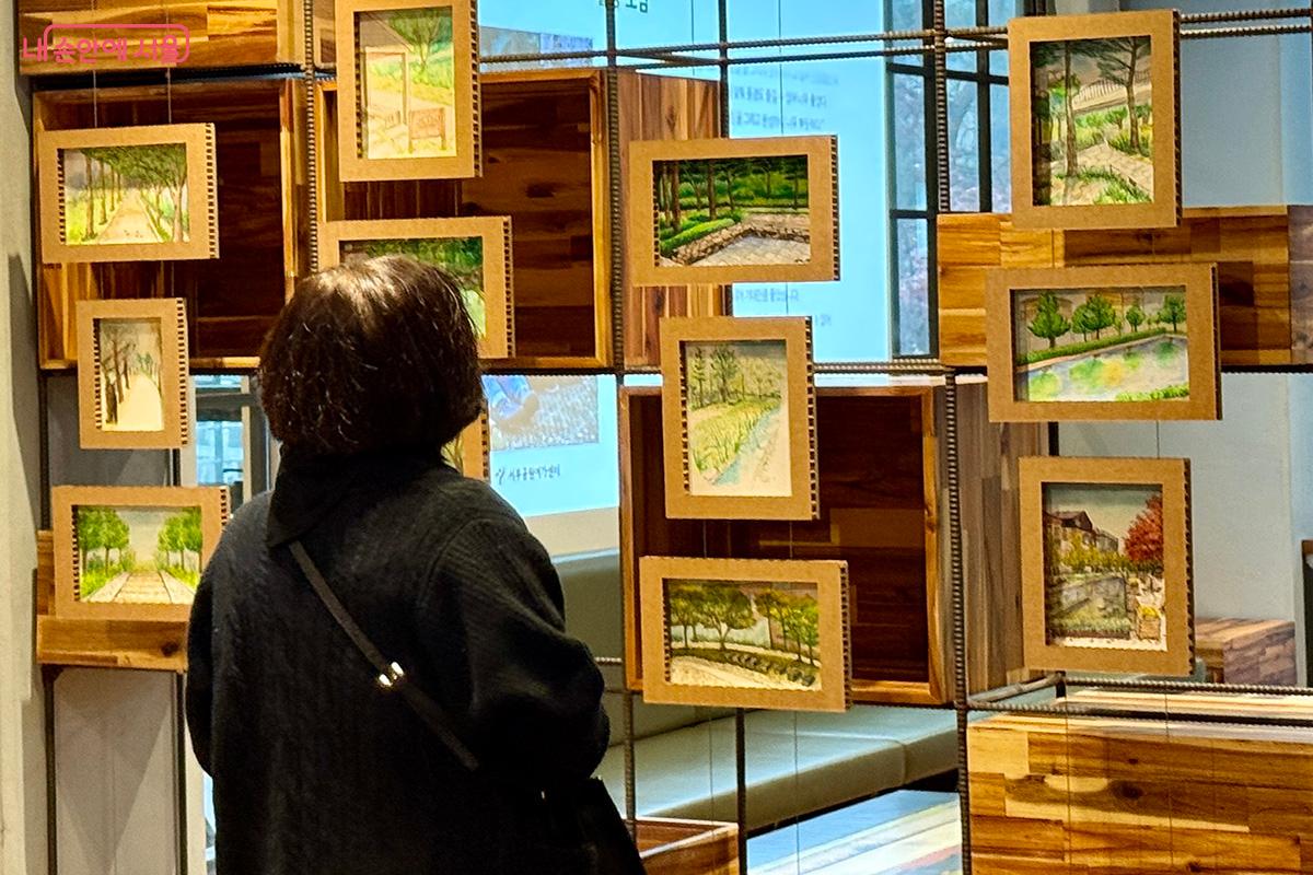 전시를 찾은 시민이 작품을 감상하고 있다. ©김미정