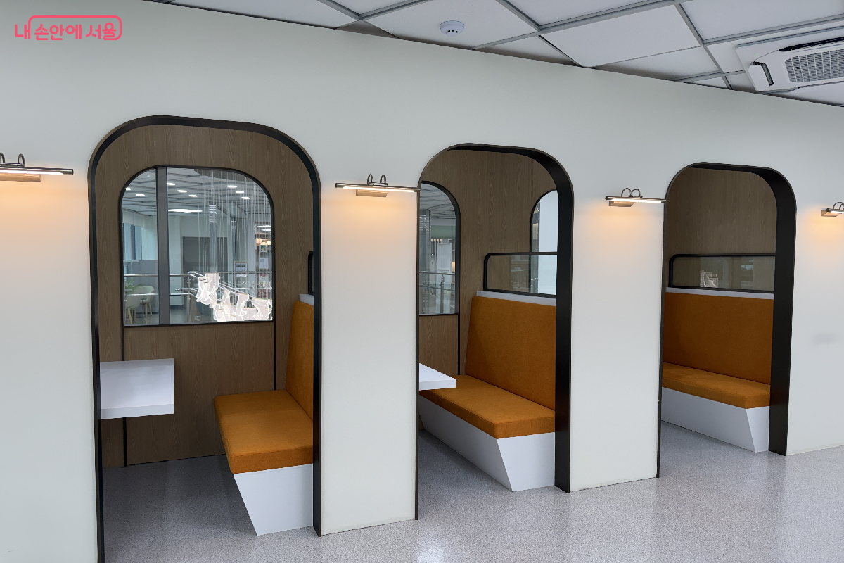 독서라운지에서는 자연을 바라보며 잠시 쉬어가기 좋다. &copy;이하늘