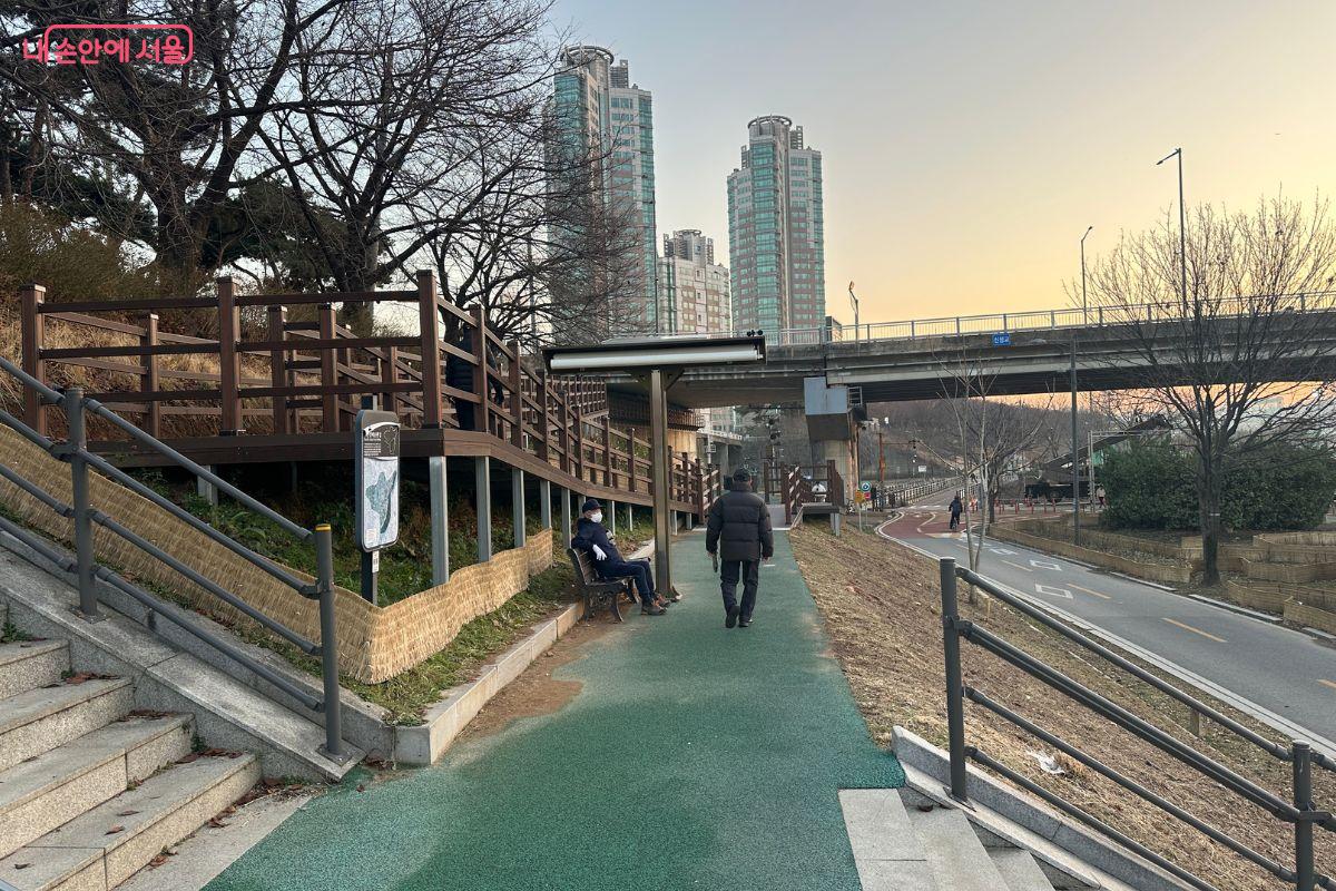 보행 데크와 기존 산책로가 어우러지면서 휴식 공간이 마련돼 있다. ©김재형