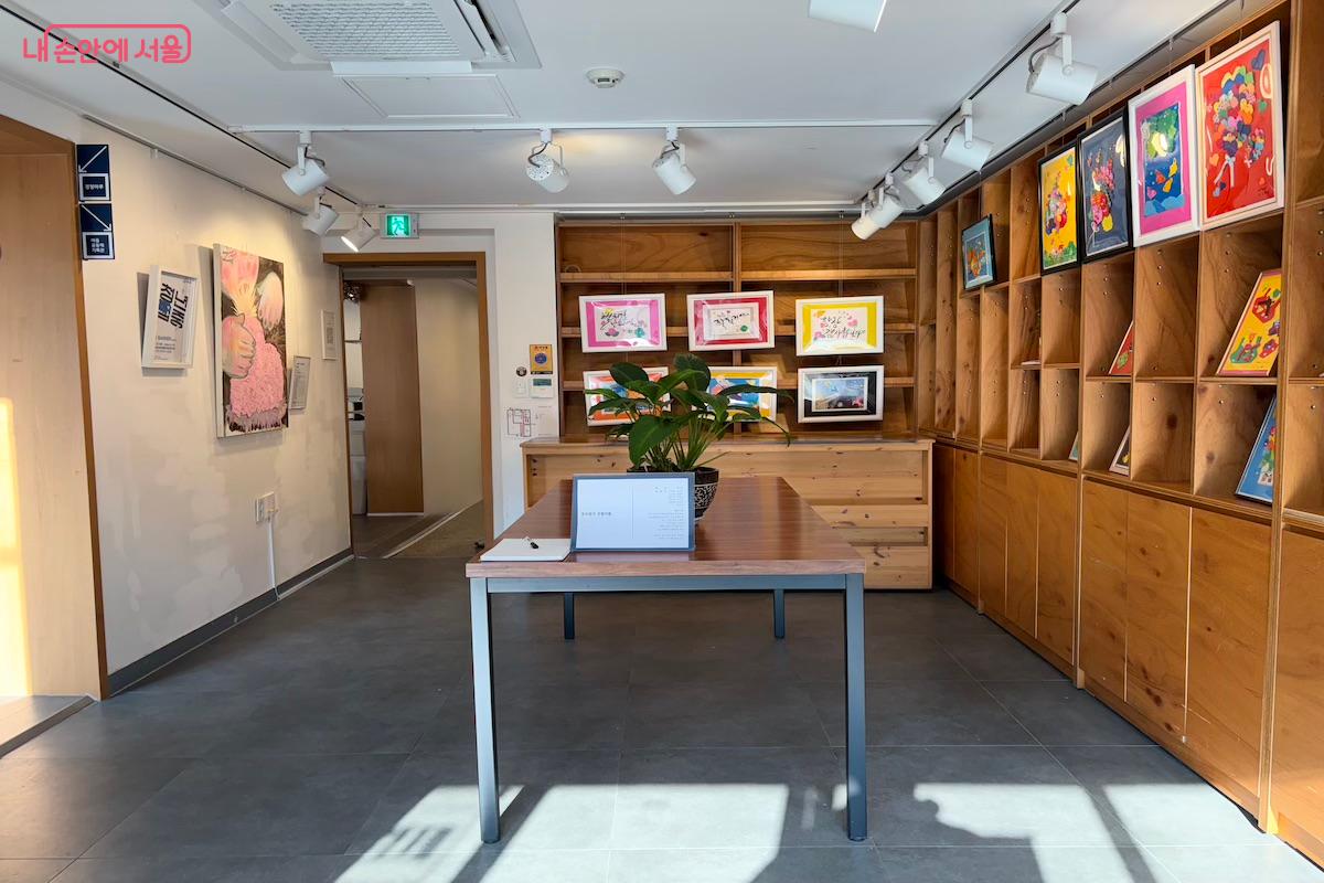 '경청마루'의 마을전시관. 주민, 마을기록단, 기획 전시 등 다양한 전시를 진행한다. &copy;이종빈