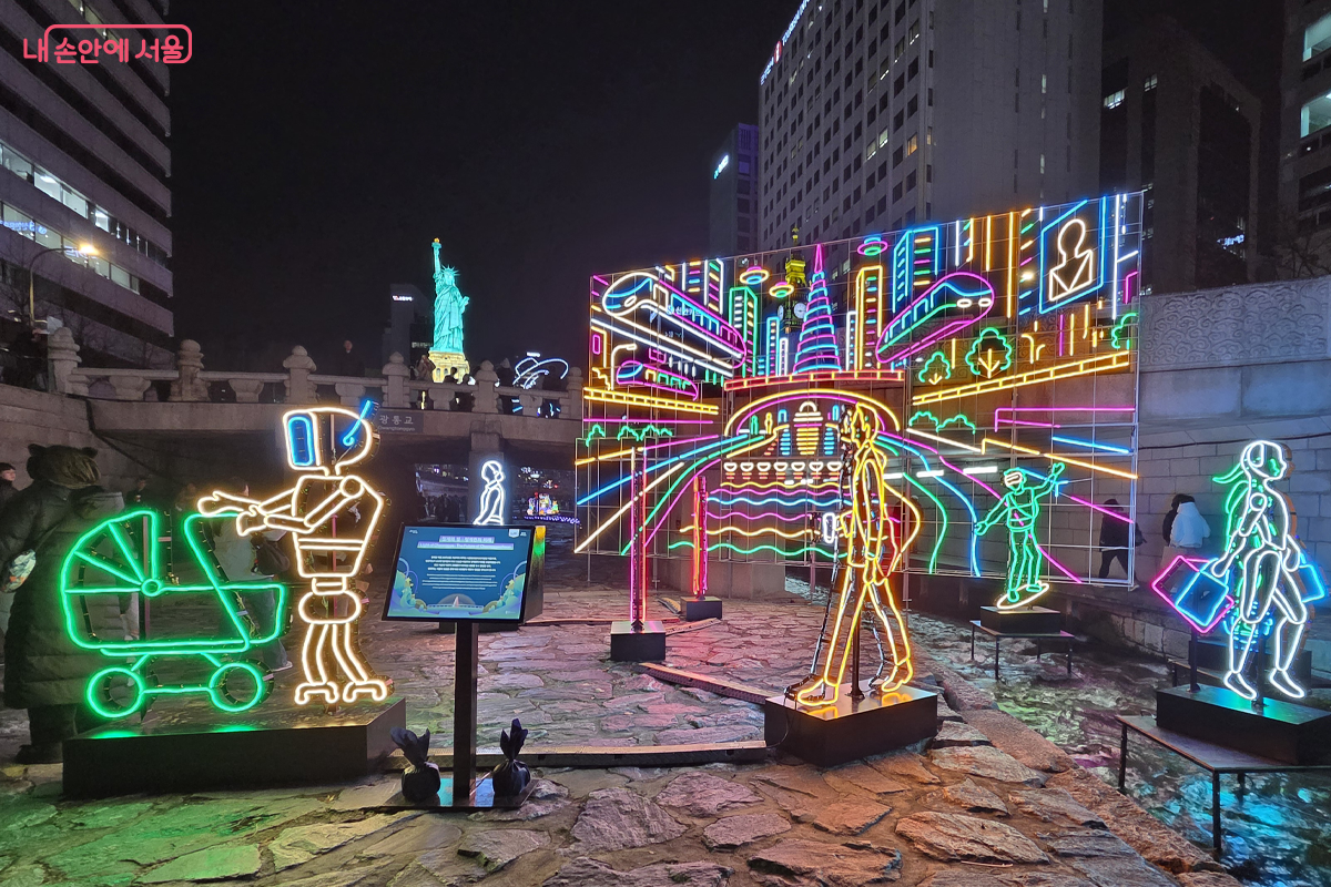 외국인 관광객들 연신 기념 촬영, 서울의 겨울 '빛'에 매료된 모습이다.&copy;장미화