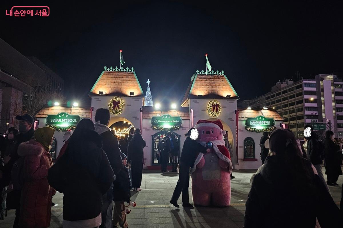 해치와 함께 즐거워하며 추억을 남기는 시민들 &copy;권연주