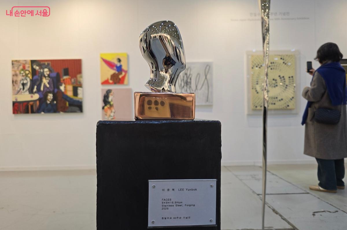 이윤복 작가의 스테인리스 스틸로 만든 작품 ©조성희