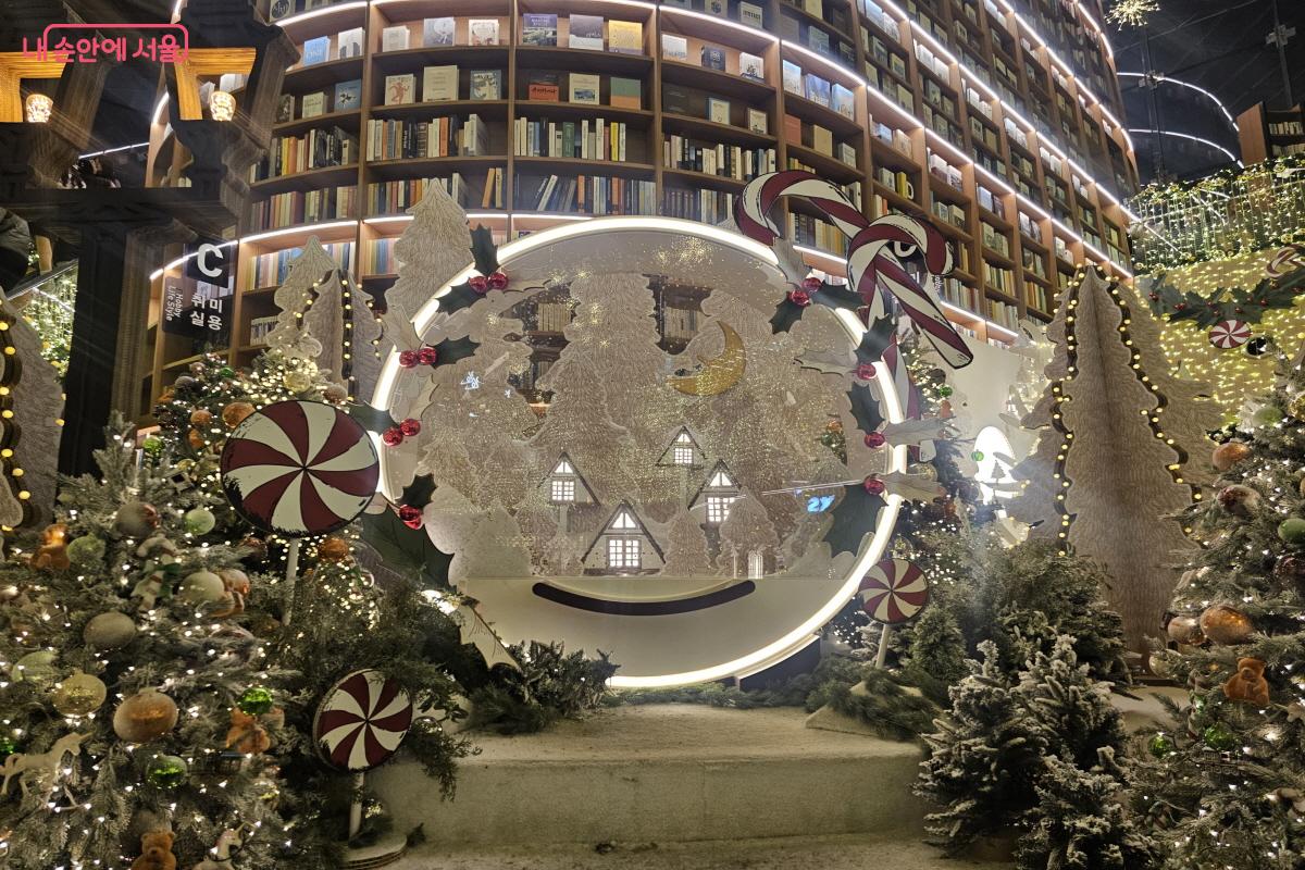 대형 스노우볼에서 흩날리는 눈발이 더 로맨틱한 순간을 만들어낸다. &copy;염지연