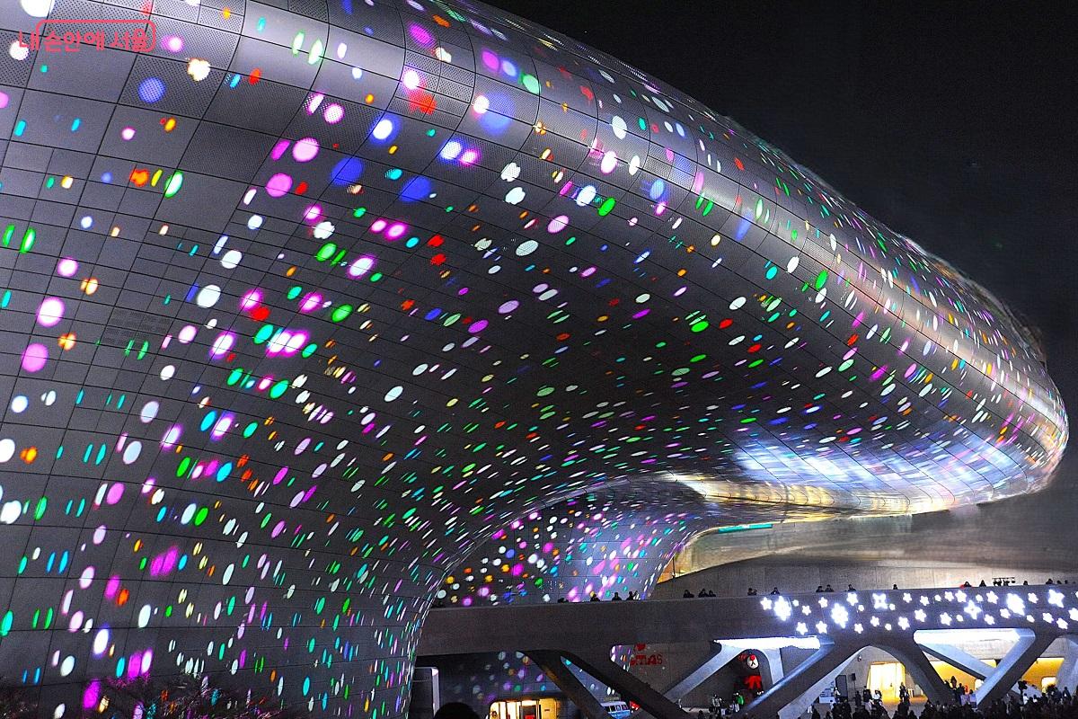 미래로 다리부터 DDP 외벽까지 펼쳐지는 화려한 루미나리에 &copy;조수봉