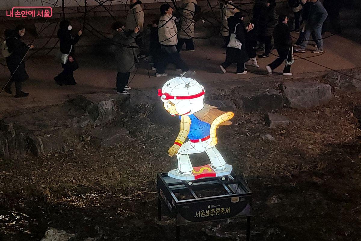 추억의 만화 캐릭터인 날아라 슈퍼보드 캐릭터 조형물&copy;이동영