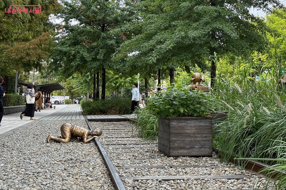 예전 경의선 철길 주변에서 뛰놀던 아이들의 모습을 형상화한 조형물 ‘철길 소년 소녀상’ ©김미정