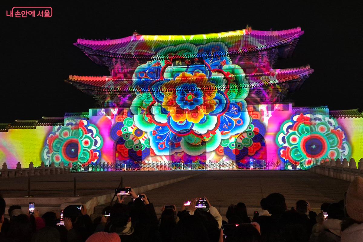 에이플랜컴퍼니는 몰입형 콘텐츠를 기획∙연출하는 스튜디오로, 공간을 하나의 무대로 확장하는 미디어 퍼포먼스로 유명하다. &copy;이혜숙