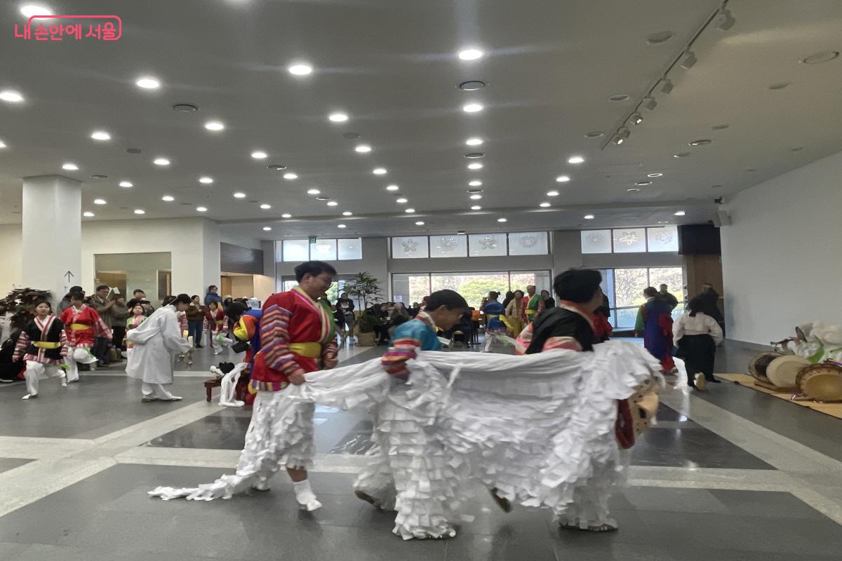 공연 후 관람객들의 큰 박수를 받는 청소년 공연팀 &copy;이정민