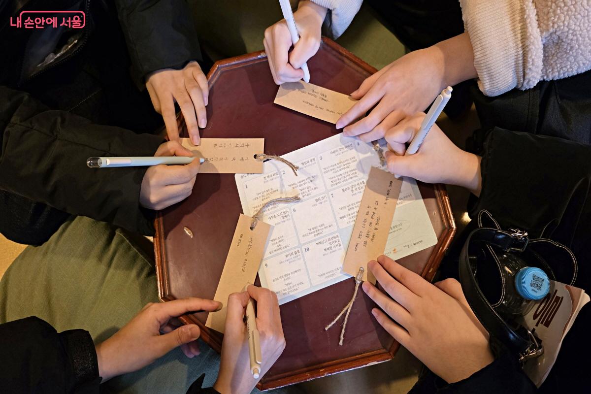 새해를 맞는 다짐을 써보는 &lsquo;동지필사&rsquo;에도 많은 시민들이 참여했다.ⓒ이선미