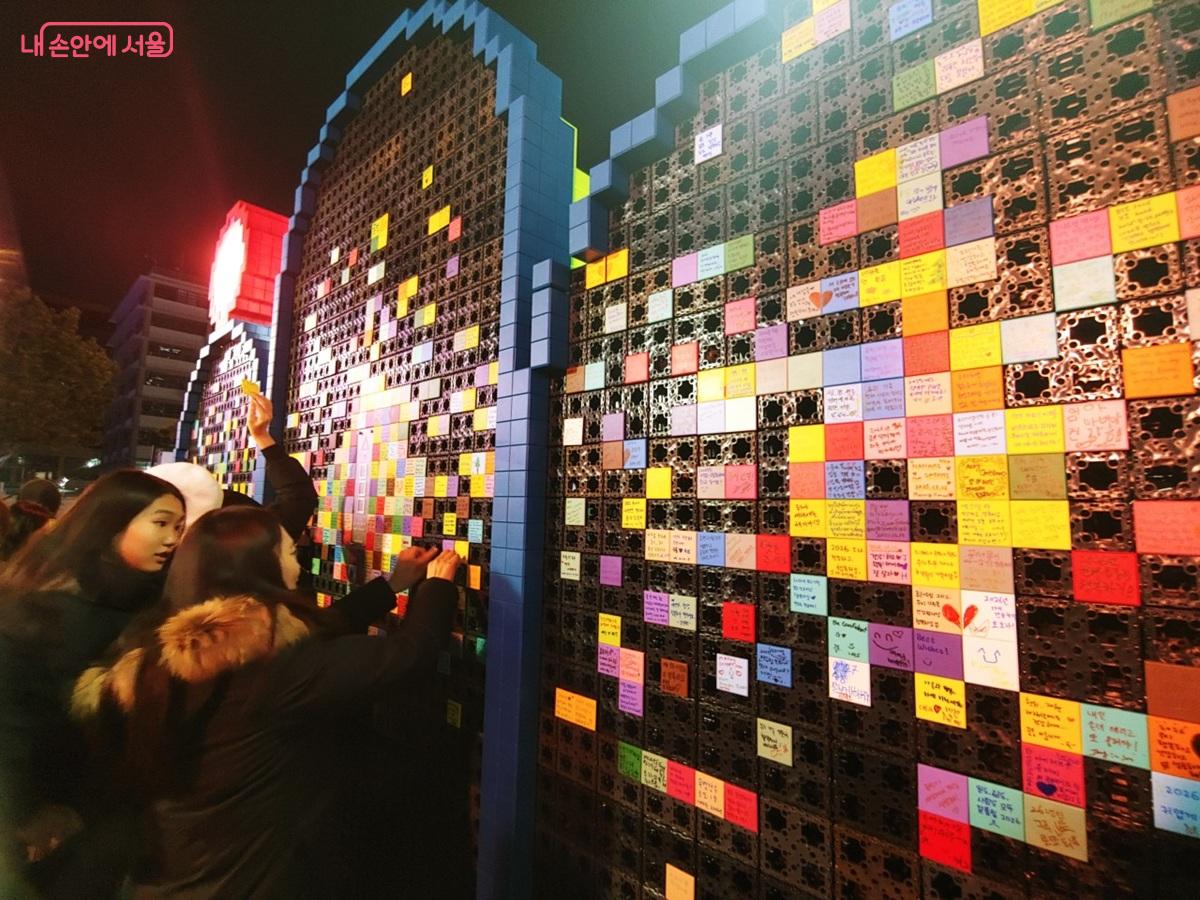 시민들이 직접 소원을 적어 완성하는 타일 소원벽 ©엄윤주