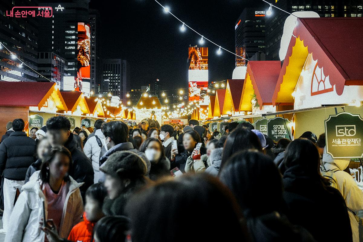 크리스마스 시즌 소품 및 먹거리 소상공인 판매부스, 포토존 등을 운영하는 광화문 마켓(산타마을 마켓 빌리지)은 발 디딜 틈이 없이 붐볐다. ⓒ김아름