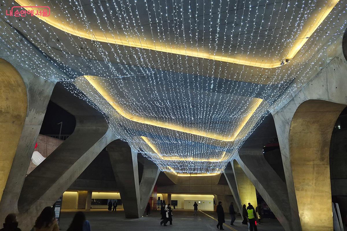 미래로 다리 아래 설치된 'DDP 루미나리에(Luminarie)'는 DDP가 만들어내는 빛의 근원을 상징하는 설치 작품이다. &copy;정향선