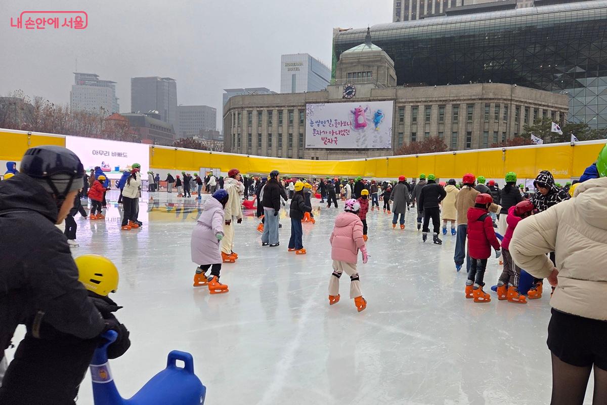 12월 19일에 개장한 서울광장 스케이트장은 활기로 가득했다. &copy;이상돈