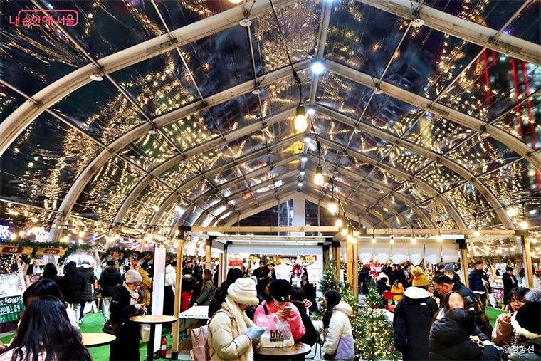 겨울철 따뜻한 먹거리와 달콤한 디저트 등도 판매된다.