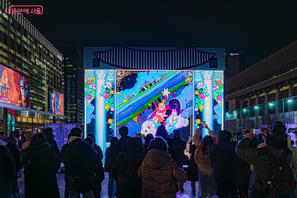 화려한 색감이 시민들의 발걸음을 멈추게 한다. &copy;김지연