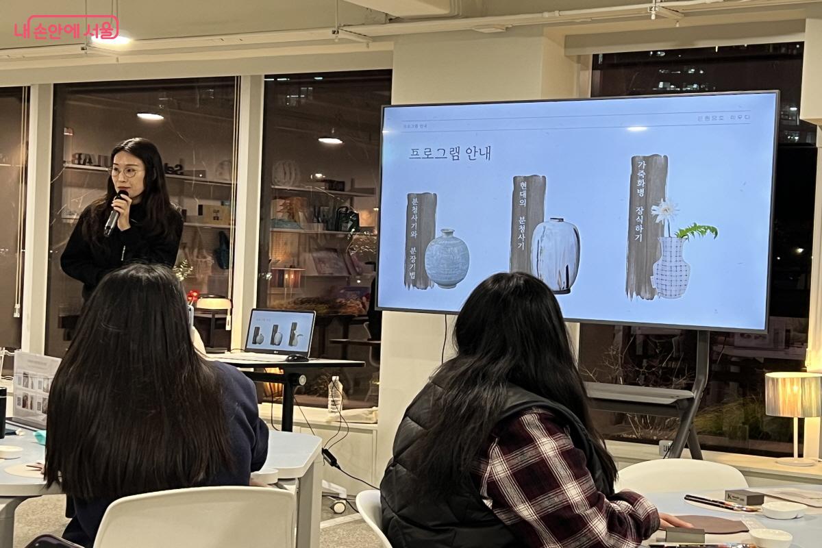 '분청으로 피우다' 프로그램. 전통 기법에 대한 설명과 함께 진행됐다. &copy;박지영 