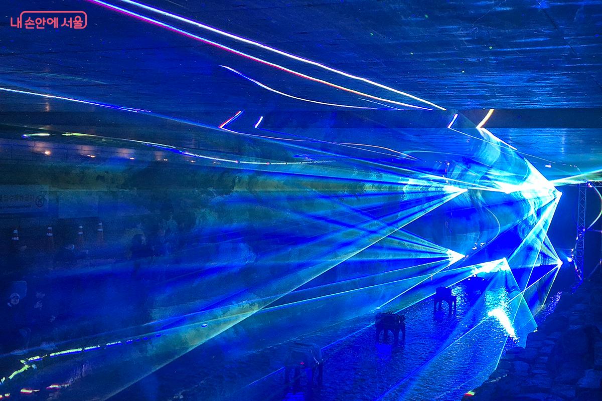 프로젝트 빔과 LED 영상으로 만드는 '빛의 오로라'가 삼일교 하단에서 펼쳐졌다.